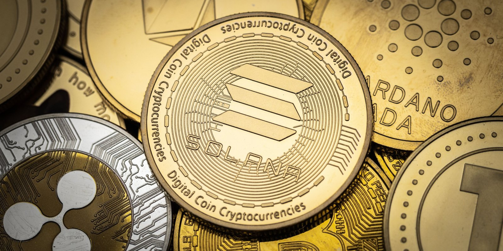 Crypto Twitter Balks at Trump's Proposal to Include Altcoins in US Bitcoin Reserve - Decrypt