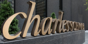 Schwab Wants to Offer Stablecoin Amid Expanding Crypto Services Push: CEO - Decrypt