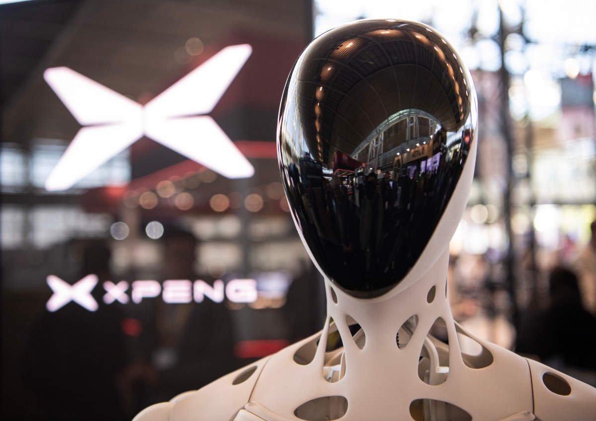 why chinas carmakers are racing into humanoid robots teslas bet copied Earlier this week, Xpeng's robotics arm pulled in upwards of $900 million at a post-money valuation north of $6.3 billion. Meanwhile, the carmaker behind it faces margins that everyone across China's auto sector can watch getting thinner.