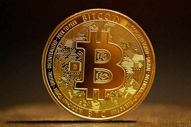 bitcoin sits in a tight range as analysts wait for the fed and some see upside in the calm In about two weeks, an unidentified sender has put one 13-word poem on the Bitcoin blockchain 26 separate times. Who they are and what they want is a mystery.
